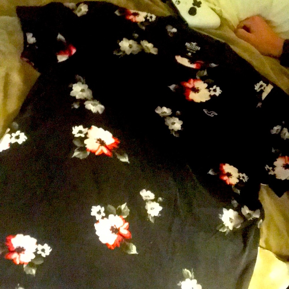 Fitted holister floral tee